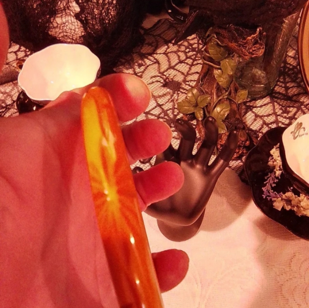 Carved yellow Bakelite bracelet - Picture 3 of 6